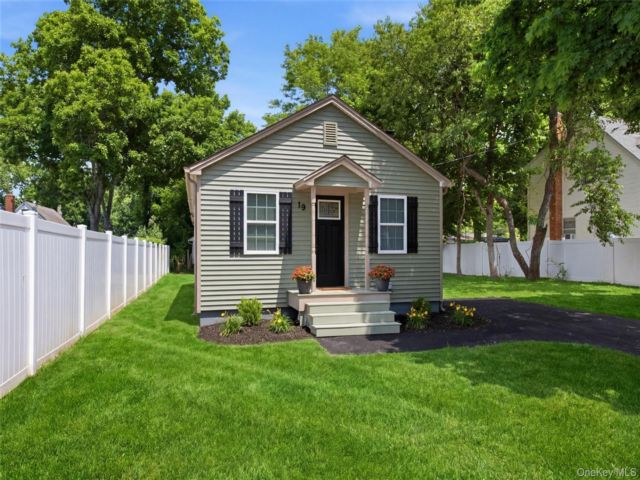  2 BR,  1.00 BTH &nbsp;Ranch style home in Mastic Beach