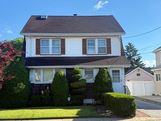  5 BR,  2.00 BTH &nbsp;Colonial style home in East Rockaway