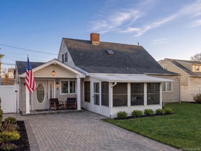  5 BR,  2.00 BTH &nbsp;Exp ranch style home in Levittown
