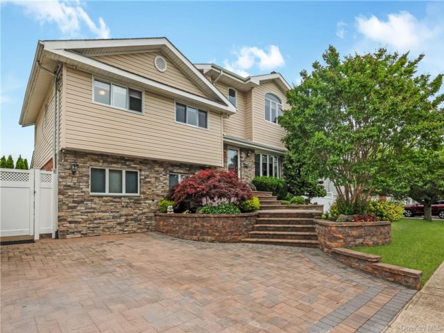  4 BR,  3.00 BTH &nbsp;Split level style home in Farmingdale