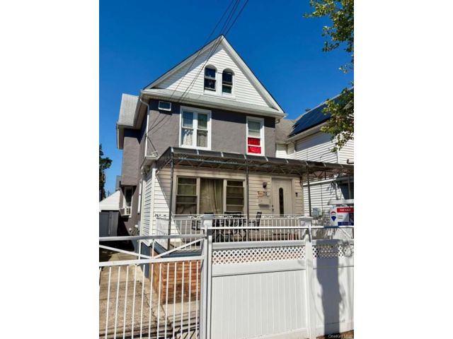  4 BR,  2.00 BTH &nbsp;Colonial style home in Richmond Hill