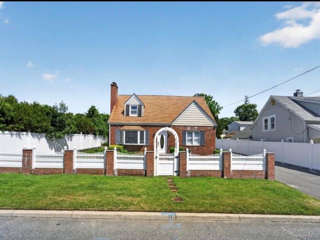  5 BR,  3.00 BTH &nbsp;Exp cape style home in Huntington Station