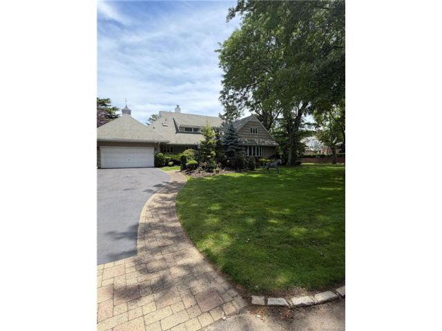  5 BR,  5.00 BTH &nbsp;Exp cape style home in Woodsburgh