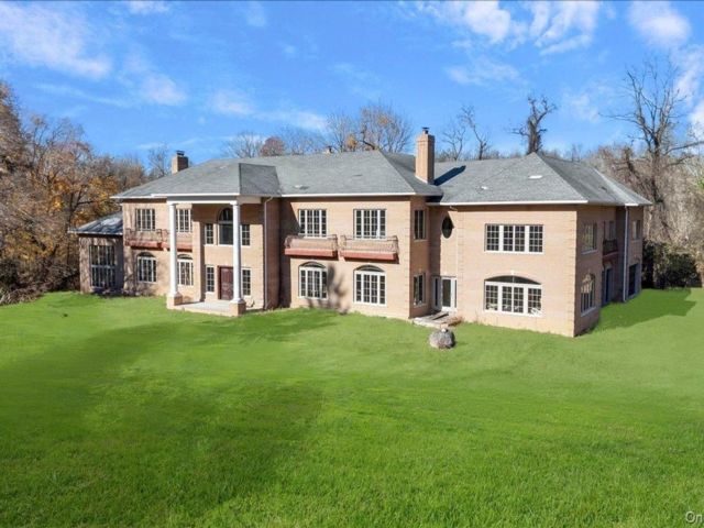Lot <b>Size:</b>  &nbsp;House style home in Old Brookville