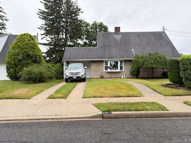  4 BR,  2.00 BTH &nbsp;Ranch style home in Levittown