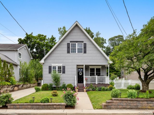  3 BR,  2.00 BTH &nbsp;Cape cod style home in Glenwood Landing