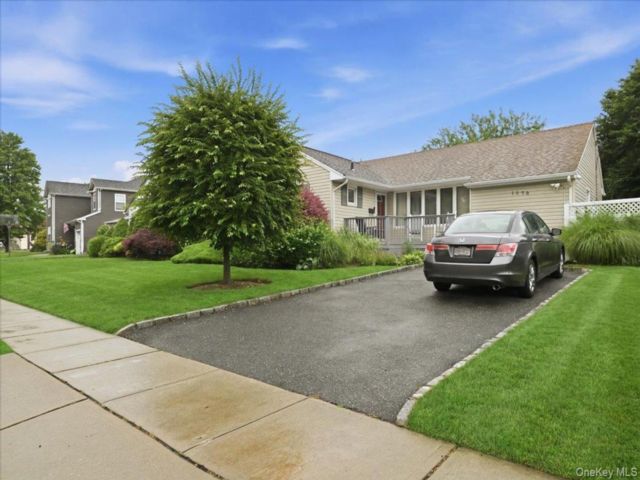  4 BR,  3.00 BTH &nbsp;Exp ranch style home in Wantagh