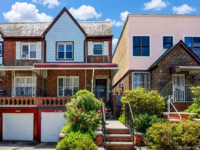  3 BR,  3.00 BTH &nbsp;House style home in Rego Park