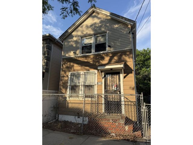  3 BR,  1.00 BTH &nbsp;Colonial style home in Jamaica