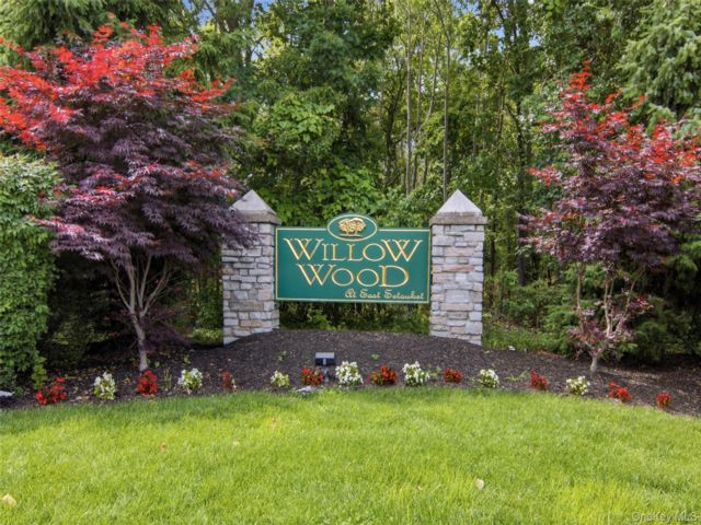  2 BR,  3.00 BTH &nbsp;Condo style home in East Setauket