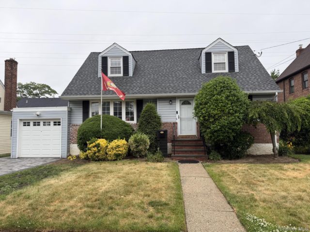  4 BR,  2.00 BTH &nbsp;Cape cod style home in Lynbrook