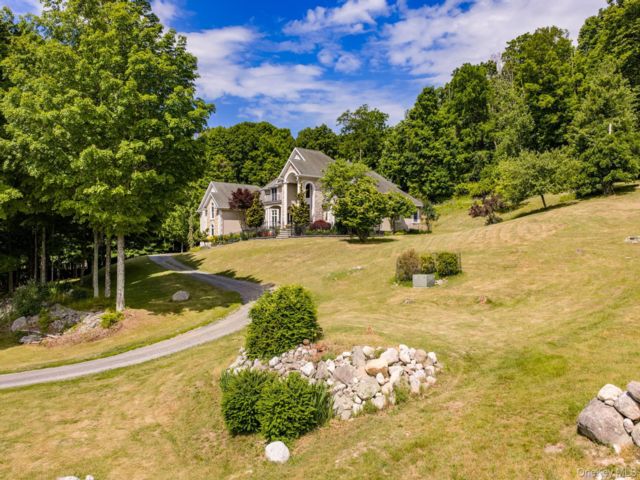  4 BR,  4.00 BTH &nbsp;Colonial style home in Bloomingburg