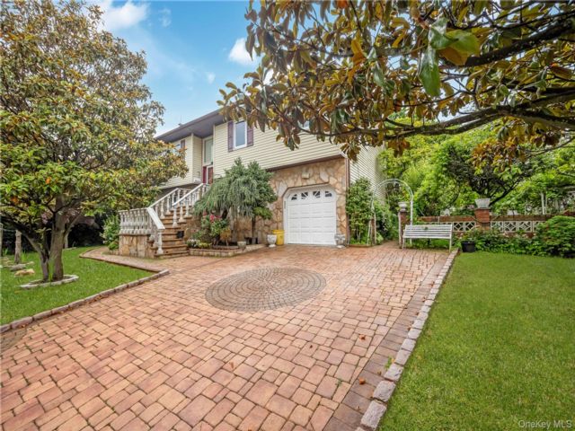 4 BR,  3.00 BTH &nbsp;Hi ranch style home in Farmingdale
