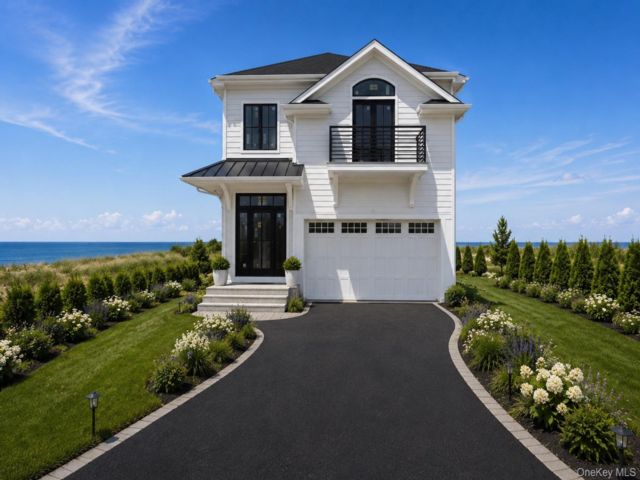  4 BR,  4.00 BTH &nbsp;Colonial style home in Bayville