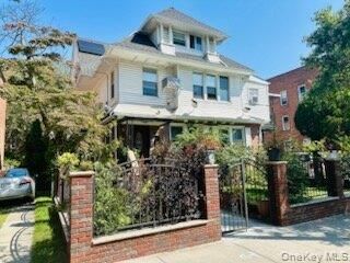  4 BR,  2.00 BTH &nbsp;Colonial style home in Kew Gardens