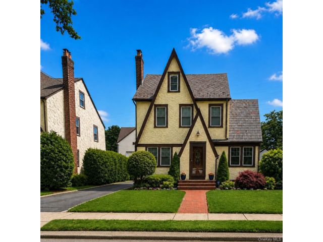  3 BR,  3.00 BTH &nbsp;Tudor style home in West Hempstead