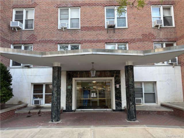  1 BR,  1.00 BTH &nbsp;Mid rise style home in Forest Hills