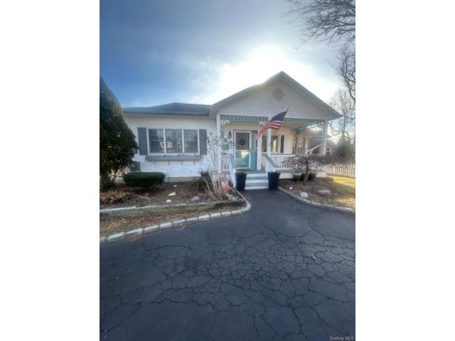  2 BR,  1.00 BTH &nbsp;Exp ranch style home in Amityville