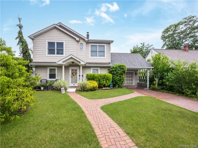  4 BR,  2.00 BTH &nbsp;Colonial style home in Levittown