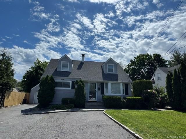  4 BR,  3.00 BTH &nbsp;Cape cod style home in Syosset