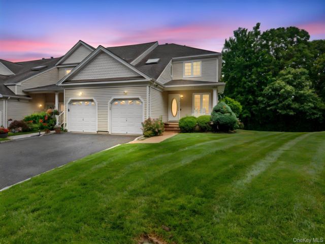  3 BR,  4.00 BTH &nbsp;Condo style home in Huntington