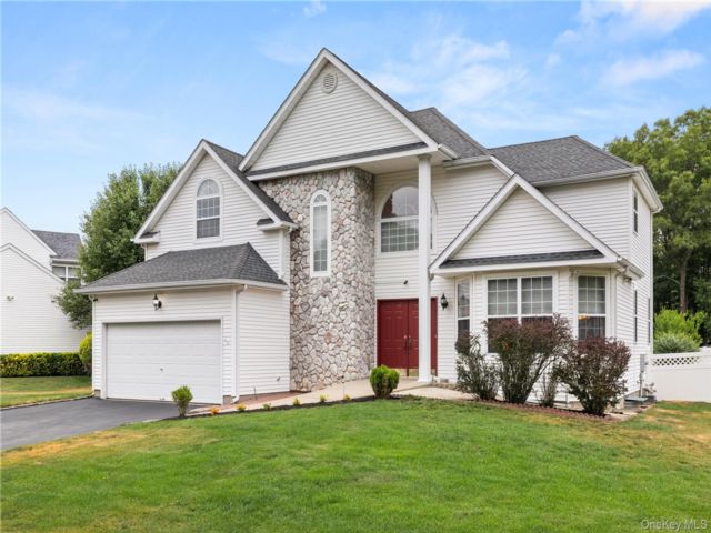  4 BR,  3.00 BTH &nbsp;Colonial style home in Holtsville