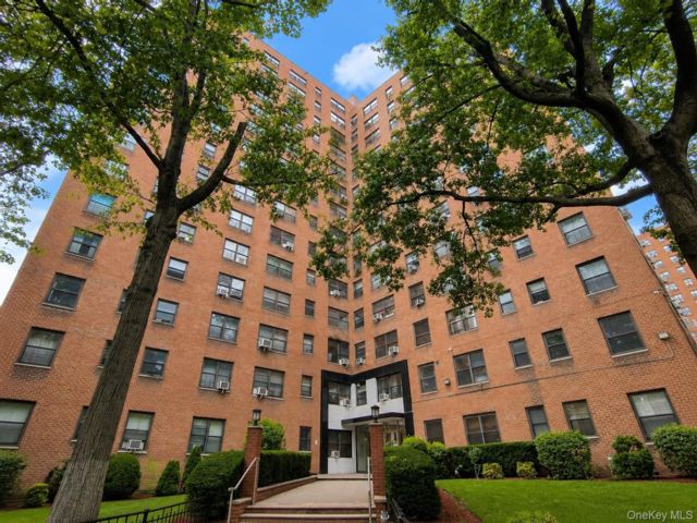  2 BR,  1.00 BTH &nbsp;High rise style home in Rego Park
