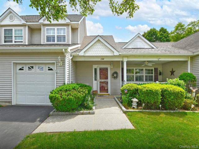  2 BR,  3.00 BTH &nbsp;Condo style home in Riverhead