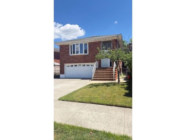  6 BR,  3.00 BTH &nbsp;Raised ranch style home in Howard Beach