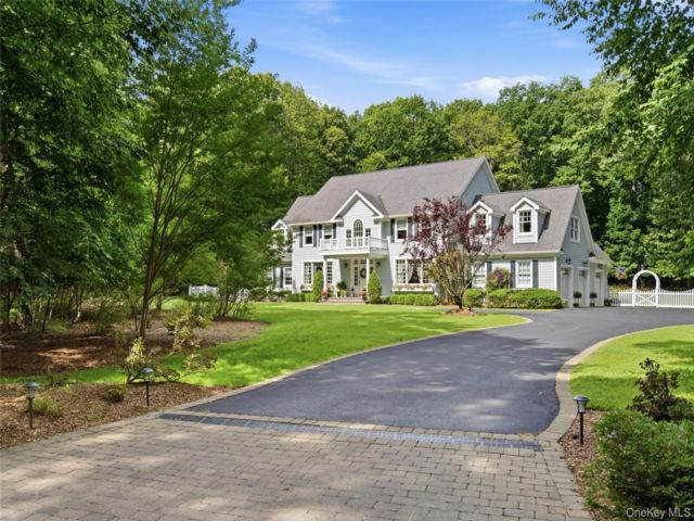  4 BR,  4.00 BTH &nbsp;Colonial style home in Lloyd Neck