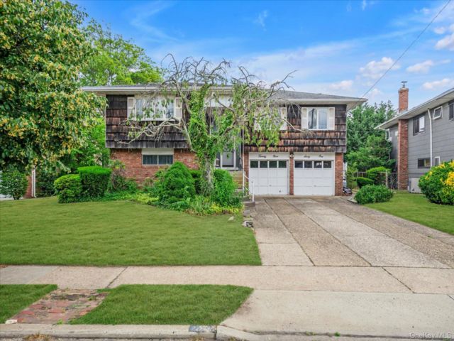  6 BR,  3.00 BTH &nbsp;Hi ranch style home in South Merrick