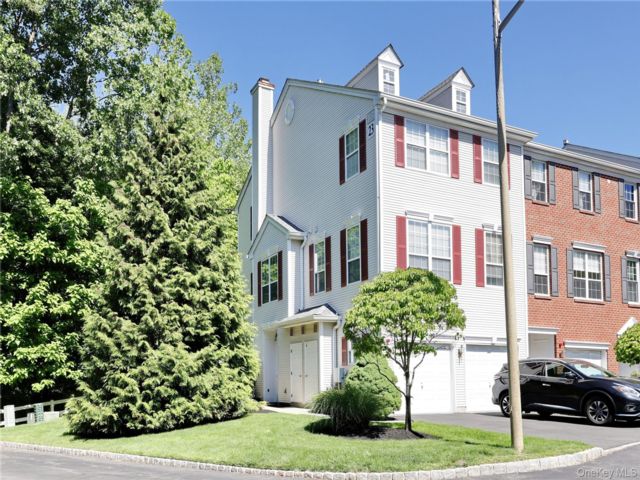  2 BR,  3.00 BTH &nbsp;Condo style home in Nanuet
