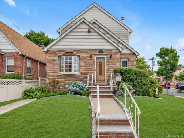  4 BR,  3.00 BTH &nbsp;Exp cape style home in Bayside