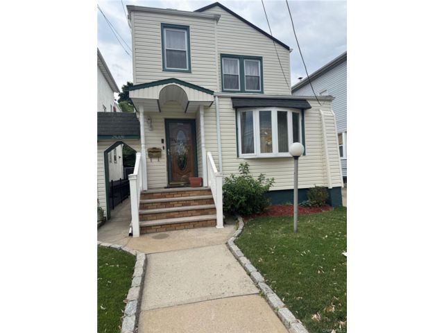  3 BR,  3.00 BTH &nbsp;A-frame style home in Laurelton