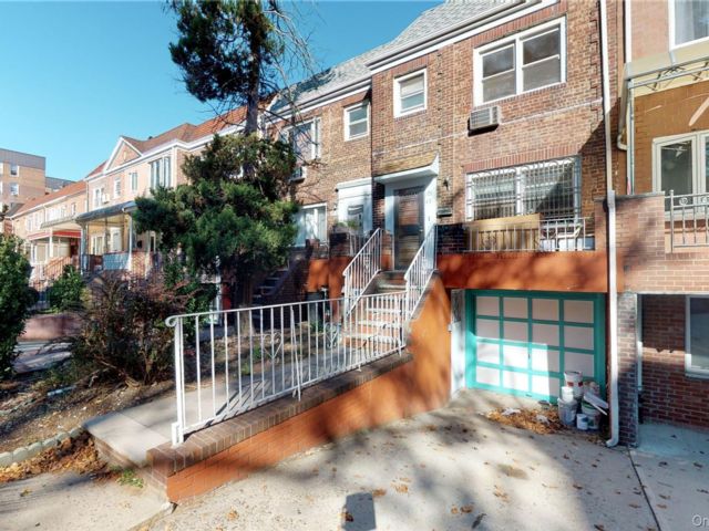  4 BR,  2.00 BTH &nbsp;Colonial style home in Forest Hills