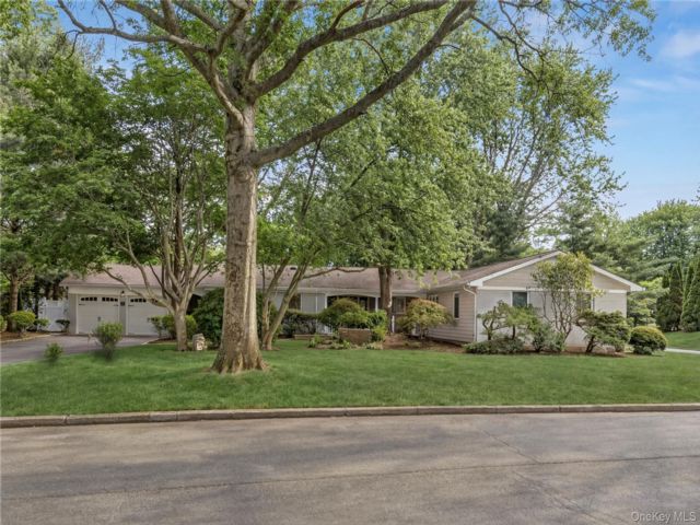  4 BR,  3.00 BTH &nbsp;Ranch style home in Melville