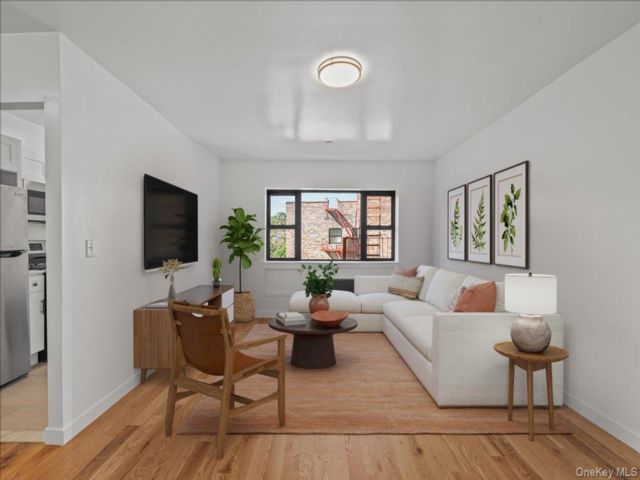 2 BR,  2.00 BTH &nbsp;Mid rise style home in Yonkers