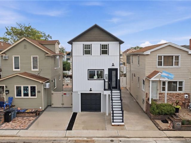  3 BR,  3.00 BTH &nbsp;Colonial style home in Freeport