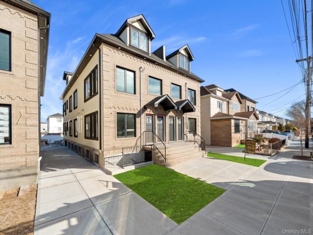  6 BR,  5.00 BTH &nbsp;House style home in Mill Basin