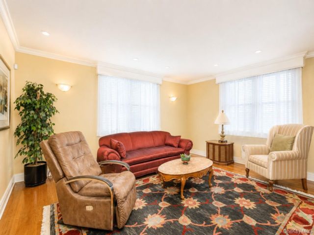  1 BR,  1.00 BTH &nbsp;Mid rise style home in Fresh Meadows