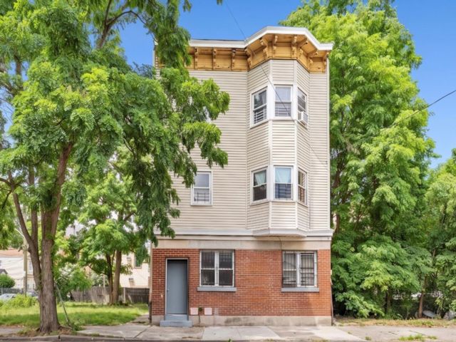  4 BR,  0.00 BTH &nbsp;House style home in Yonkers