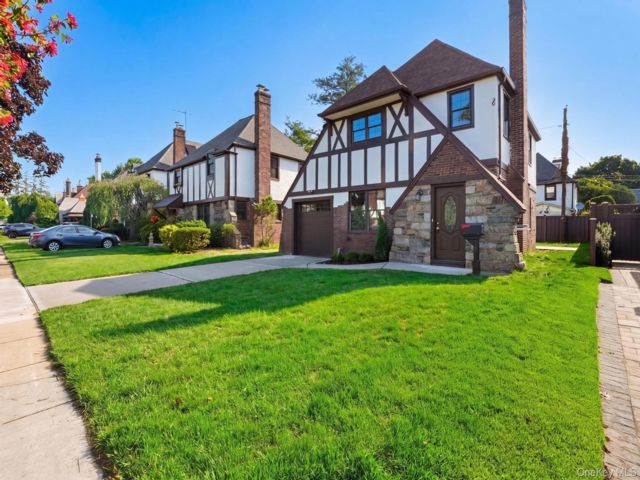  3 BR,  4.00 BTH &nbsp;Tudor style home in Mineola