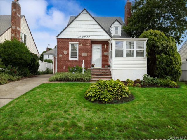  4 BR,  2.00 BTH &nbsp;Cape cod style home in Oceanside