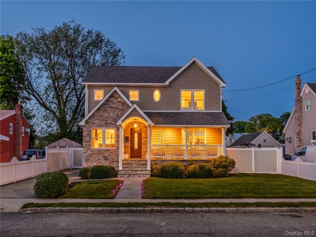 4 BR,  3.00 BTH &nbsp;Colonial style home in Lindenhurst