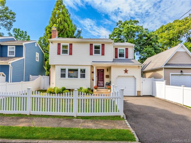  4 BR,  3.00 BTH &nbsp;Colonial style home in East Northport