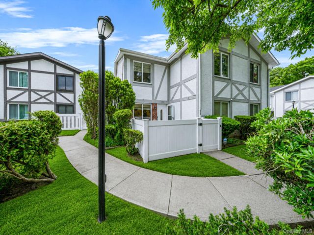  3 BR,  2.00 BTH &nbsp;Condo style home in Medford