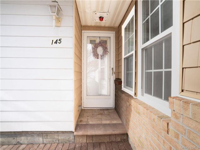  2 BR,  2.00 BTH &nbsp;Ranch style home in Coram