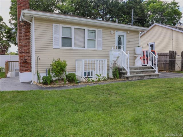  3 BR,  2.00 BTH &nbsp;Ranch style home in Central Islip