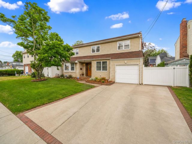  4 BR,  3.00 BTH &nbsp;Colonial style home in Island Park