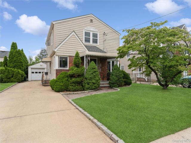  3 BR,  2.00 BTH &nbsp;Colonial style home in New Hyde Park